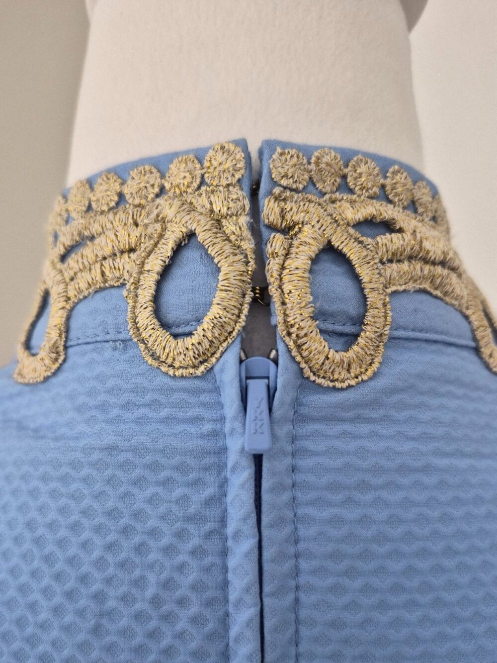 Lilly Pulitzer Blue Textured Sleeveless Dress with Gold Embroidery Size 00 - Picture 6 of 13